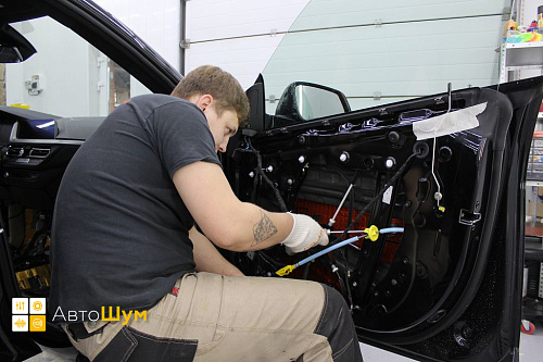 Клеим виброизоляцию внутрь двери БМВ 2