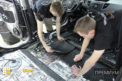 Клеим шумопоглотитель на днище Хонда ЦР-В 4