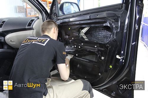 Клеим виброизоляцию внутрь двери Митсубиси Аутледер Хл