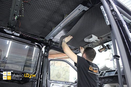 Клеим шумопоглотитель на крышу Volkswagen Caravelle