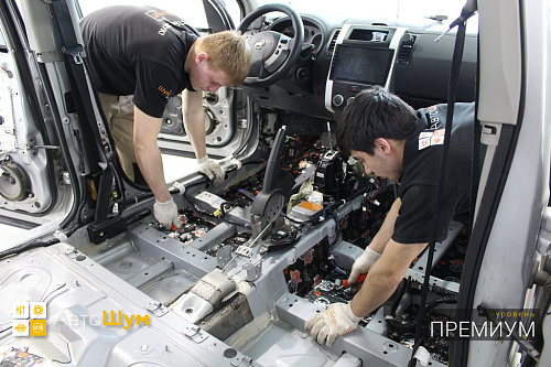 Клеим виброизоляцию на днище Ниссан Х-Трейл Т31