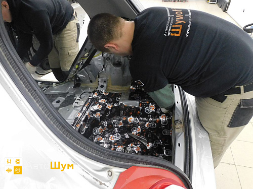 Клеим виброизоляцию на дно багажника Форд Фокус