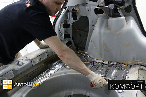 Клеим виброизоляцию в багажник Лады Калины