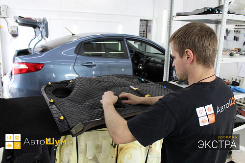 Оклеиваем обшивку двери Киа Рио шумопоглотителем