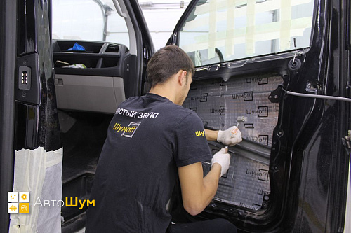 Клеим виброизоляцию внутрь двери Volkswagen Caravelle