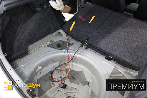 Разбираем багажник Фольксваген Гольф.