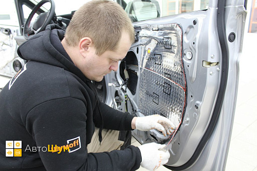 Клеим второй слой на двери Хонда Стэпвэгон