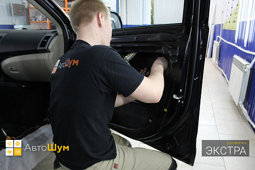 Клеим Шумофф Комфорт 6 внутрь двери Митсубиси Аутледер ХЛ