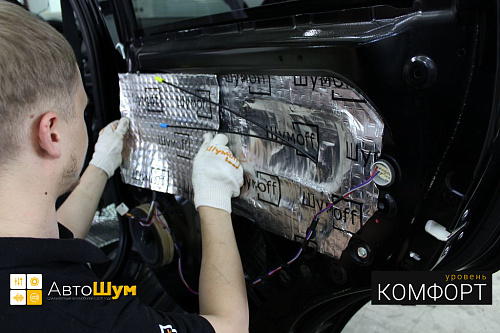 Оклеиваем каркас и технологические отверстия двери Митсубиси Аутлендер GF.