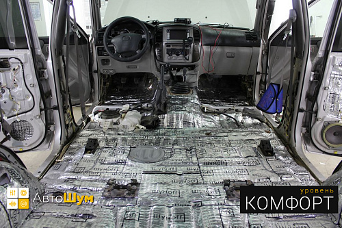 Клеим Шумофф М3 первым слоем на пол Тойоты Ленд Крузер.