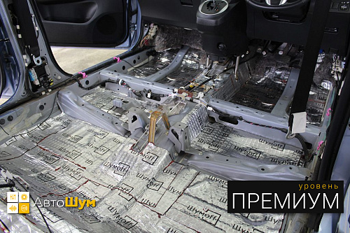 Клеим Шумофф Black Joker на пол тойоты Рактис.