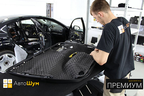 Клеим шумопоглотитель Шумофф Absorber A15 на обшивку двери Мазды 6.