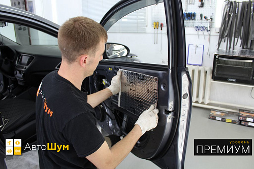 Оклеиваем технологические отверстия двери Хендай Солярис