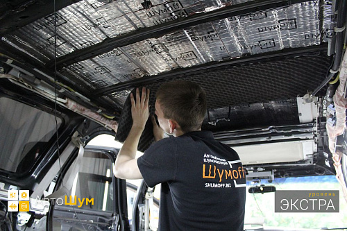 Клеим вторым слоем на крышу шумопоглотитель Шумофф Герметон А15