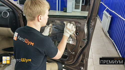 Клеим второй слой на двери Сузуки Гранд Витары