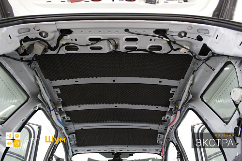 Клеим шумопоглотитель на крышу Форд Куга