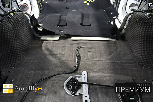 Клеим на дно багажника Noise Stop 4 Тойоты Хайлендер.