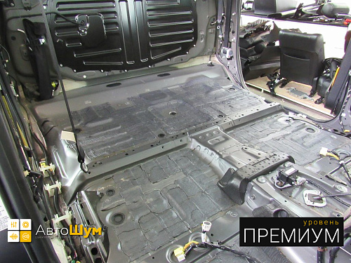 Штатная шумоизоляция задней перегородки Тойоты Тундры.