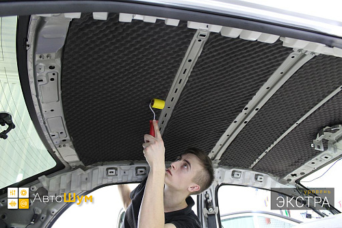 Клеим шумопоглотитель на крышу Тойота Королла E150