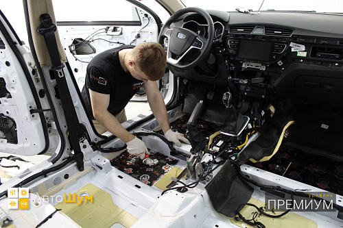 Клеим виброизоляцию на днище Джили Эмгранд