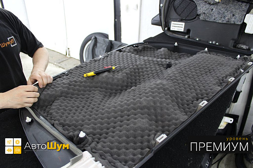 Оклеиваем обшивку двери шумопоглотителем Шумофф Герметон А15 на Тойоте Камри XV40.