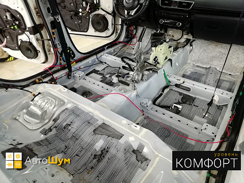 Штатная шумоизоляция пола Мазды 3