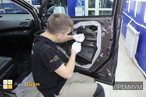 Клеим виброизоляцию внутрь двери Хонда ЦР-В 4