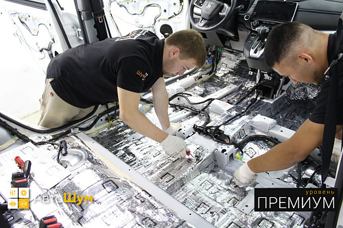 Клеим виброизоляцию на днище Хонды Ср-В