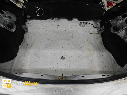 Клеим шумоизоляцию в багажник Тойота Аурис