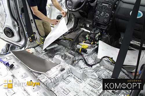 Клеим Шумофф Base 4 на пол Сузуки Гранд Витары.