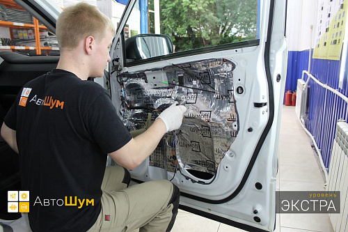 Оклевиваем виброизоляцией Шумофф Joker технологические отверстия двери Сузуки Гранд Витары