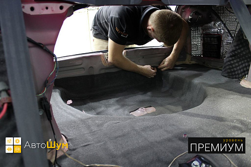 Клеим Герметон 7 на дно багажника Митсубиси Лансер
