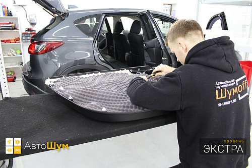 Оклеиваем шумопоглотителем обшивку двери Мазды СХ-5