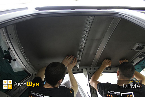 Клеим шумо и теплоизолятор Шумофф Base 8 на крышу Лады Приоры