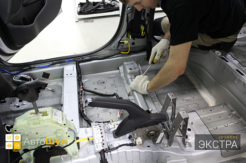 Проверяем качество адгезии штатной шумоизоляции Хендай Элантра