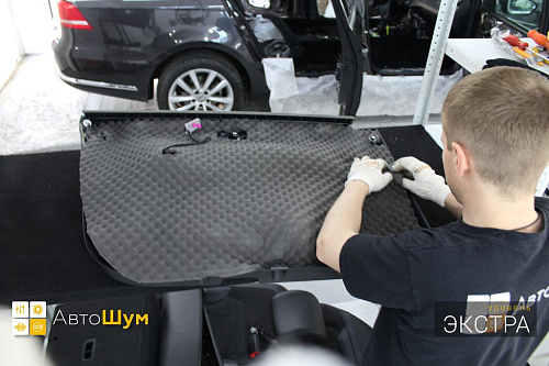 Оклеиваем дверную обшивку Фольксваген Пассат.