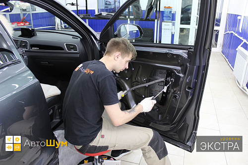 Клеим виброизоляцию внутрь двери Ауди Ку3