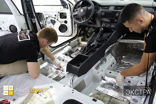 Клеим виброизоляцию на днище Шкоды Октавии