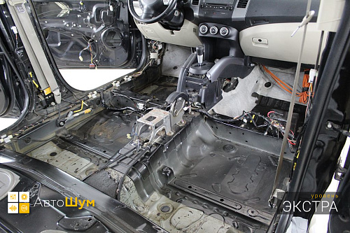 Штатная шумоизоляция пола Митсубиси Аутлендер ХЛ