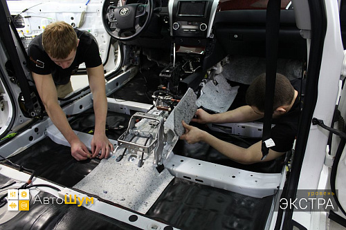 Клеим Шумопоглотитель на пол Тойоты Камри 55