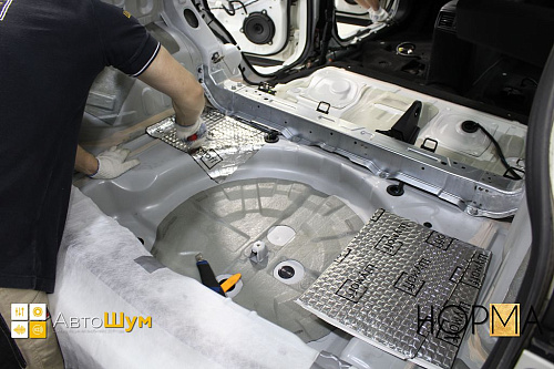 Клеим Шумофф М3 в багажник Ниссан Кашкай J11.