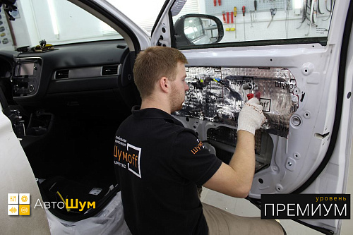 Оклеиваем виброизоляцией технологические отверстия Митсубиси Аутледер