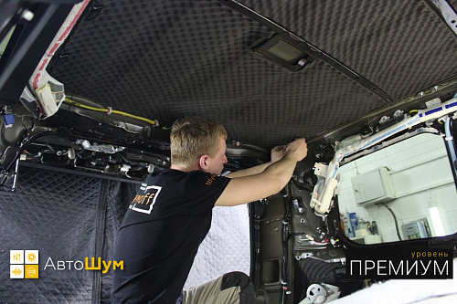 Клеим шумопоглотитель на крышу Лексус ЛХ 570