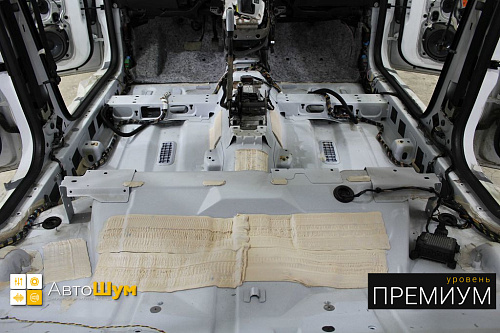 Штатная шумоизоляция пола Форд куга.