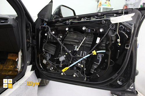 Звукоизоляция дверей БМВ 2