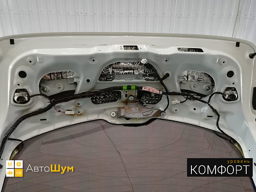 Виброизоляция пятой двери Мазды 3.