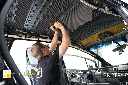 Клеим шумопоглотитель на крышу Хонда Джейд