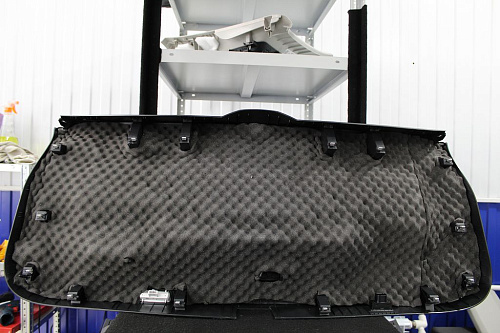 Шумоизоляция обшивки пятой двери Фольксваген Тигуан.