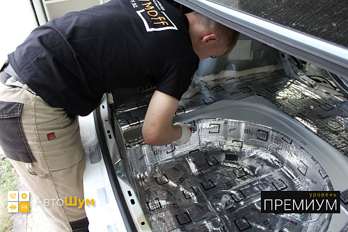 Клеим виброизоляцию в багажник Тойоты Камри XV70