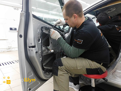 Клеим виброизоляцию внутрь двери